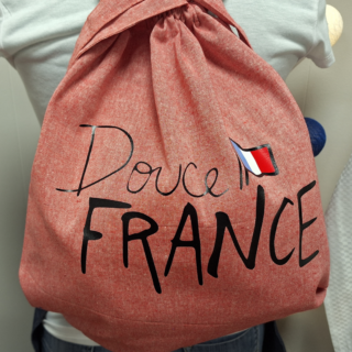 DOUCE FRANCE SAC ROUGE PORTRAIT